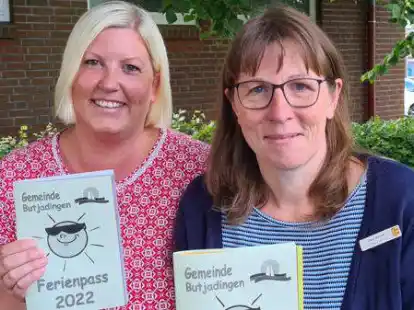 Svenja Decker (links) und Sonja Micheel haben das Ferienprogramm erarbeitet und vorgestellt.