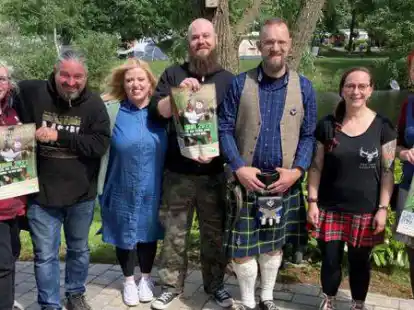 Freuen sich auf viele Besucher bei den ersten Highland Games am Falkensteinsee (von links): Anja Laukenings, Blacky Dr&auml;ger, Sarah Pa&szlig;feld, Sebastian Notbom, Heiko Matz, Doreen Matz und Campingpark-Betreiberin Rieke Meiners.