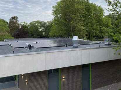 Dezent angebracht: Die Photovoltaikanlage auf dem Dach der neuen Mensa der Grundschule in Ofen ist nun in Betrieb.