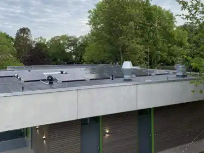 Dezent angebracht: Die Photovoltaikanlage auf dem Dach der neuen Mensa der Grundschule in Ofen ist nun in Betrieb.