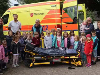 &Uuml;ber den Besuch beim Kindergarten Lummerland freuten sich neben den Kindern Erzieherin Liane Degen (hinten von links), Henrik Schr&ouml;der (Malteser), Leiterin Heike Decker, Erzieherin Ute Kohls und Juliane Schr&ouml;der (Malteser).