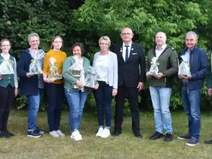 Ehrungen (v.l.): Brudermeister Franz Breckweg, Sarah Schnieders, Angelika Schnieders, Erika Nienaber, Sabine Otten, K&ouml;nigspaar Birgit und Adolf Bremer, Johannes Speckmann, Herbert Holthaus und Schie&szlig;meister Carsten Looschen.