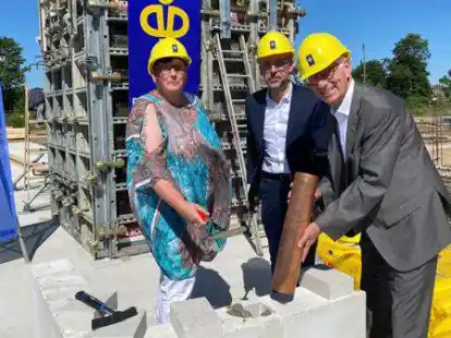 Grundsteinlegung der Grundschule Harrien (von links): Schulleiterin Susanne Janssen, Unternehmer J&ouml;rn Henrik Depenbrock und B&uuml;rgermeister Michael Kurz
