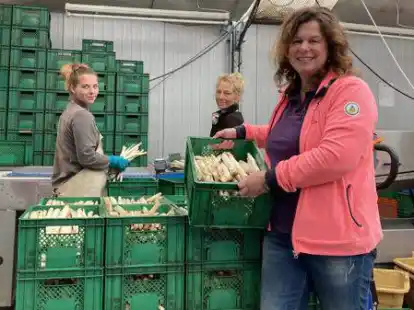 Ist zufrieden mit dem diesj&auml;hrigen Gesch&auml;ft: Liane Wempe, Betreiberin des Spargelhofs Wempe (vorne) mit den Erntehelferinnen Magdalena Cizewska (hinten, von links) und Malgorzata Holdyniska.