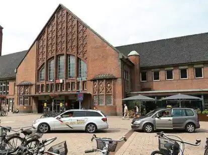 Der Oldenburger Hauptbahnhof ist ein typischer Startpunkt f&uuml;r Taxifahrten. Die Preise daf&uuml;r sollen zum 1. November steigen, im Schnitt um 13,8 Prozent.