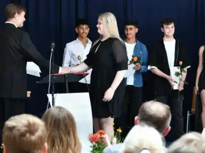 Zur Zeugnis&uuml;bergabe ein letzter H&auml;ndedruck: An der Oberschule Ganderkesee verabschiedete Klassenlehrer Olaf Kolitsmann Lara-Sarina Sowislok und ihre Mitsch&uuml;ler von der 9a.