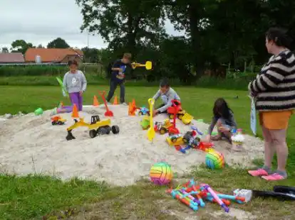 Der Verein Von Mensch zu Mensch hat f&uuml;r die ukrainischen Fl&uuml;chtlingskinder Sandspielzeug beschafft.