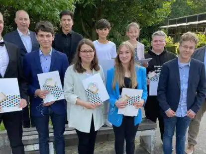 Sascha Schmidt, Schulausschuss-Vorsitzender Martin Ehlers, Niels J&auml;hde, Fahrid Ahmad Amini, Paula Herpel, Div Zyad Mdwr, Romea Aline Kolbe, Amelia Sterk, David B&uuml;scher, Nick Fastert und Oberb&uuml;rgermeister Carsten Feist (von links).