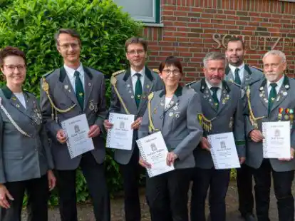 Vorstandsmitglieder und Geehrte des SV Hahn (von links): 2. Vorsitzende Martina Addicks, Ralph Wilken, 1. Vorsitzender Axel Wilken, Kerstin Wilken, Horst Ficken, 3. Vorsitzende Stefan Deters, Rolf Eiting