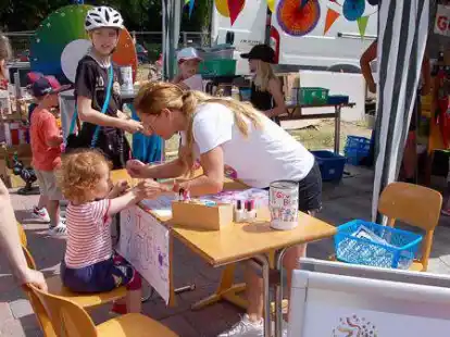 Auch eine Schminkstation geh&ouml;rte zum Programm beim Blexer Dorffest.