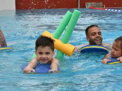 Von Hani Al Mohraji werden im Ganderkeseer Freibad Kinder aus der Ukraine im Schwimmen ausgebildet.