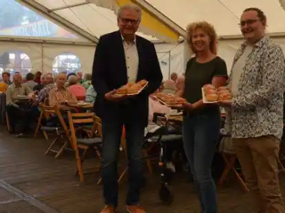 Freuen sich &uuml;ber den gut besuchten Seniorennachmittag beim Neuenburger Markt: (von links) B&uuml;rgermeister Heiner Lauxtermann, Ratsfrau und Neuenburgerin Angela R&ouml;bke und Christian Kroll, Vorsitzender des Sozialausschusses