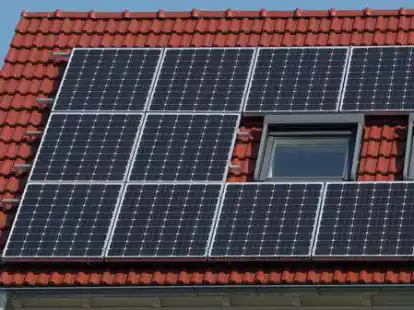 Photovoltaikanlagen auf privaten D&auml;chern sollen einen Beitrag zur Energiewende leisten.