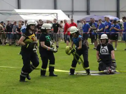 Jede Menge Action wurde auch von den Frieschenmoorer Einsatzkr&auml;ften beim L&ouml;schangriff auf dem Ovelg&ouml;nner Gemeindefeuerwehrtag in Neustadt gefordert.