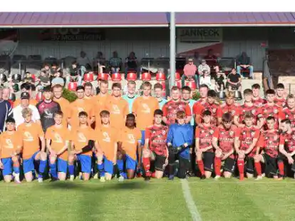 Die A-Junioren-Fu&szlig;baller der JSG Essen/Bevern/Bunnen (links) setzten sich im Kreispokal-Finale vor gro&szlig;er Kulisse mit 5:2 bei der JSG Molbergen/Peheim/Ermke durch.
