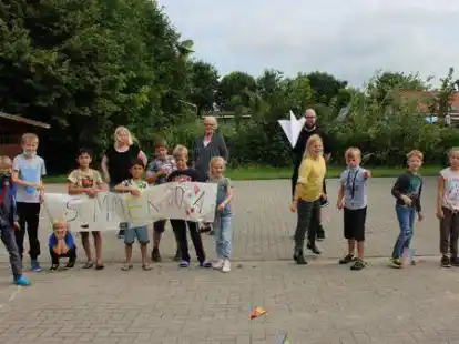 Waltraud Ralle-Klein, Britta L&uuml;schen, Martina Drake-Hennig und Hendrik Meinardus probierten im vergangenen Jahr mit einigen der M&auml;dchen und Jungen die selbstgebastelten Papierflieger aus.