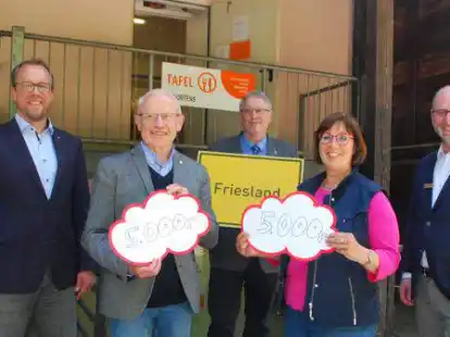 Markus Neumann von der LzO (links) und Klaus Blum von der LzO-Regionalstiftung unterst&uuml;tzen die Tafeln in Schortens mit Vorsitzenden Heinz Kathmann sowie Jever mit der Vorsitzenden Jutta Cramer mit jeweils 5000 Euro.