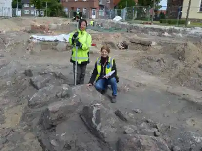 Arch&auml;ologin Andrea Ditmar-Trauth (rechts) und 3D-Mitarbeiterin Shan Ti Tsai an der gro&szlig;en Findlingsmauer.