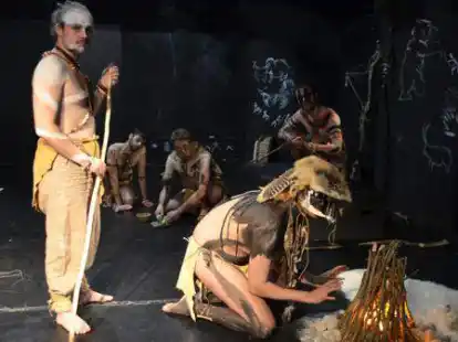 Spielen ihre Rollen, ohne Texte sprechen zu m&uuml;ssen: In &bdquo;Mann Stein Feuer&ldquo; kommunizieren die Schauspieler &uuml;ber Gesten, Mimik oder Malerei.