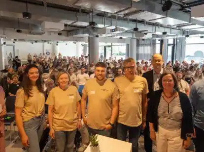 Mitgestalter beim Bildungsfestival im Core (v.li.): Moderatorin Dana Hoffmann mit Stina Mateus (Marketing Club Weser-Ems), Yvonne Kleeberg (Bildungskoordinatorin Stadt), Henning Hinrichs (Marketing Club Weser-Ems), Matthias Welp (Schulamtsleiter), Thomas Behrens (Dezernent Land), Dagmar Sachse (Sozialdezernentin Stadt) und Hendric Mostert (Moderator).