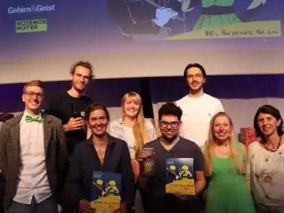 Stellten beim Science Slam ihre Forschung vor: Max Scharf (ab 2. v. l.), Dr. Svea Mahlstedt, Janna Schulte, Daniel H&ouml;lle und Arber Gashi. Dr. Bianca Br&uuml;ggen (2. v. r.) und Jens-Steffen Scherer (l.) moderierten den von Dr. Nina Ga&szlig;mann (r.) organisierten Abend.