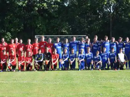 Die Fu&szlig;baller der JSG Molbergen/Peheim/Ermke (in Rot) setzten sich bei der JSG Lastrup/Kneheim/Hemmelte mit 4:2 durch.