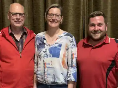 F&uuml;hren den Bo&szlig;elverein Delfshausen weiter (von links): 2. Vorsitzender G&uuml;nther R&ouml;ben, Kassenwartin Astrid Kickler, Vorsitzender Henning Pieper. Nicht auf dem Bild: Bettina Heidemann als Schriftf&uuml;hrerin.