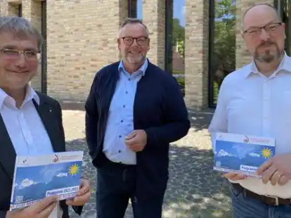 Freuen sich &uuml;ber das Neue Programm der Ev. Familien-Bildungsst&auml;tte Friesland-Wilhelmshaven: (von links) Bildungsst&auml;ttenleiter R&uuml;diger Schaarschmidt, Kreispfarrer Christian Scheuer und Pfarrer Edgar Rebbe