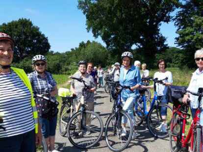Gute Laune bei bestem Sonnenschein: 25 Huder Landfrauen haben sich auf eine Radtour durch ihre Gemeinde und die Nachbargemeinde Ganderkesee begeben. Dabei begleitete sie G&auml;stef&uuml;hrerin Elisabeth K&uuml;hling (links).