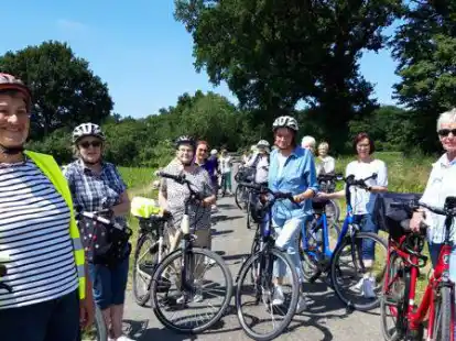 Gute Laune bei bestem Sonnenschein: 25 Huder Landfrauen haben sich auf eine Radtour durch ihre Gemeinde und die Nachbargemeinde Ganderkesee begeben. Dabei begleitete sie G&auml;stef&uuml;hrerin Elisabeth K&uuml;hling (links).