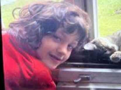 Joe ist etwa 150 cm gro&szlig;, tr&auml;gt schulterlange dunkle lockige Haare und ist vermutlich barfu&szlig; unterwegs. &Uuml;ber einem blauen T-Shirt mit wei&szlig;er Aufschrift tr&auml;gt er eine schwarze Weste. Zudem tr&auml;gt er eine dunkle Hose.