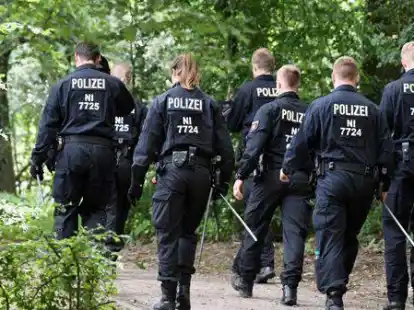 Am Fl&ouml;tenteich suchte die Bereitschaftspolizei nach Joe. Auch ein Sonarboot kam zum Einsatz.