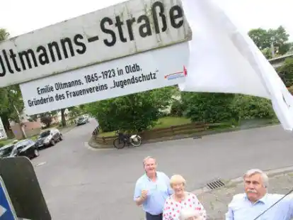 Ein Zusatzschild enth&uuml;llte Dietmar Sch&uuml;tz (rechts), Vorsitzender der B&uuml;rgerstiftung, an der Emilie-Oltmanns-Stra&szlig;e.