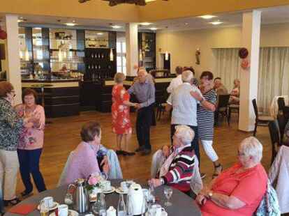 Beim bunten Nachmittag der Awo kam auch das Tanzen nicht zu kurz.