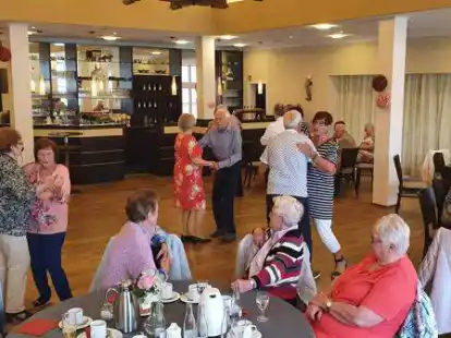 Beim bunten Nachmittag der Awo kam auch das Tanzen nicht zu kurz.