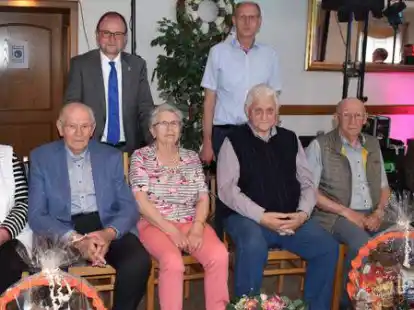 Besondere Ehrung (von links): Agnes und Otto Backhaus (61 Jahre verheiratet), Greta und Johannes Tangemann (60 Jahre), Paul L&uuml;ken (88) und Gertrud Wisotzki (100) bekamen von Marktmeister Wilfried Schewe (hinten rechts) und B&uuml;rgermeister Thomas H&ouml;ffmann Pr&auml;sente &uuml;berreicht.