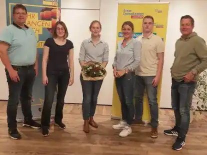 Blumen erhielt die wiedergew&auml;hlte Gro&szlig;enkneter FDP-Vorsitzende Malin Wieting von  Vorstands- und Ratsmitgliedern der Liberalen.