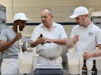 Gemeinsam in der Backstube: Die franz&ouml;sischen Auszubildenden Eddy Randrianindrina Haritsirofo (links) und Kyllian Bourreau-Horvais (rechts) backen mit B&auml;ckermeister Peter Cordes.