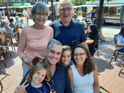 Die Familie Meyer in Nordenham: Vorne: Tim Meyer und seine Frau Lucile mit ihren Kindern Charlie (links) und Yann. Hinten: Die Gro&szlig;eltern Dorit und Hartwig Meyer.
