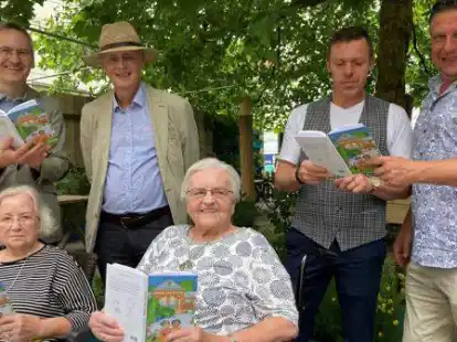 Freuen sich &uuml;ber das fertige Buch (von links): Florian Isensee, Elfriede Fach, Uwe K. Kollmann, Doris Niehaus,   Ronny Kollmann-Gruhl und Arne Nobel.