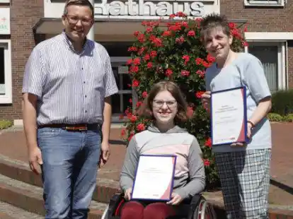 Bar&szlig;els B&uuml;rgermeister Nils Anhuth (li.) &uuml;berreicht den beiden ersten  Engagement-Lotsinnen Christine Tinnefeld (re.) und Franziska Sanders die Qualifizierungsurkunden.