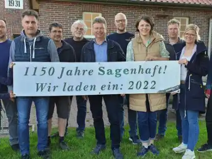 Laden anl&auml;sslich des Jubil&auml;ums 1150 Jahre Sage zu einer Dorfrallye ein: (von links) Marit Seeger, Christian Runge, Frank Uffelmann, Dirk von der Heide, Dirk Fa&szlig;, Rolf Klatte, Timo Neuhaus, Heike Oltmann, Andre Seeger, Birte Cording und Melanie Westphal.