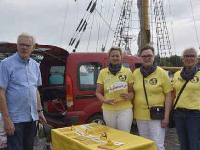 Der Lions-Clubs Brake verkauft Patenschaften f&uuml;rs Entenrennen (von links): Peter von Freeden erwarb ein Los von den Lions-Frauen Imke Janssen, Renate Detje und Bianca Witt.