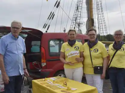 Der Lions-Clubs Brake verkauft Patenschaften f&uuml;rs Entenrennen (von links): Peter von Freeden erwarb ein Los von den Lions-Frauen Imke Janssen, Renate Detje und Bianca Witt.