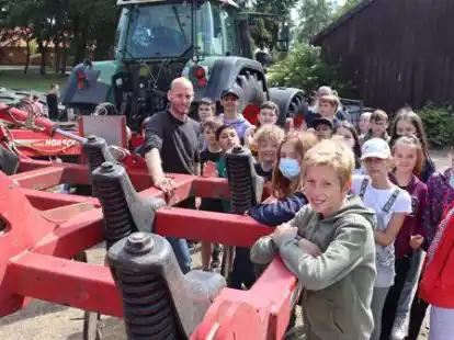 Am Grubber: Florian Eiskamp (links) erkl&auml;rt der 5d, wie die Maschinen funktionieren.