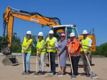 Erster Spatenstich f&uuml;r die neue Halle: Svenja Wiemers (von links), Ilka Nordbrock (beide Architekturb&uuml;ro Nordbrock), Chrstian Reinwald, Pia Pakusa, Ulf Timmermann (Gesch&auml;ftsf&uuml;hrung Reichelt Elektronik) und H&uuml;seyin Akkurt (Strabag).