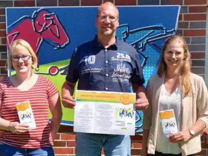 Stellten den Ferienpass f&uuml;r Jever und Schortens vor: Jennifer Rieken (von links), Marco R&uuml;hle und Fenja B&uuml;cker.