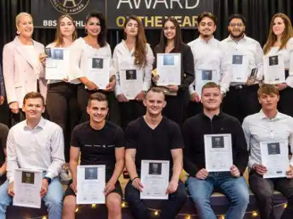 Die Sieger: Die Teilnehmer der drei besten Teams mit den Jurymitgliedern (hinten li.) Jan Fitzner und Sabine L&ouml;nne sowie (hinten re.) Andre Marinesse.