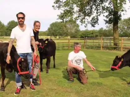 Von links: The BossHoss-Frontmann Alec V&ouml;lkel und die Hofbesitzer Julia und Stefan M&uuml;ller mit den Wagyu-Rindern Cinta, Cara und Rena.