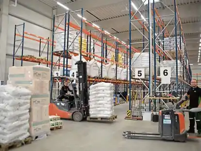 Das Lager f&uuml;llt sich langsam: Hier entsteht ein gro&szlig;es Verteilzentrum.